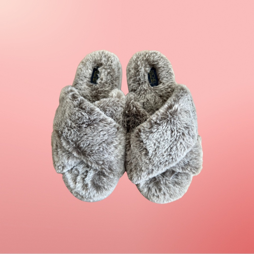 🆕 RACHEL by RACHEL ROY Women's Cardi Plush Cross Band Slipper in Light Purple